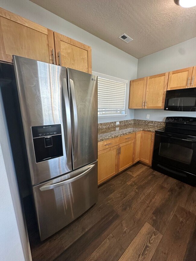 Building Photo - GORGEOUS Downtown Unit!!!