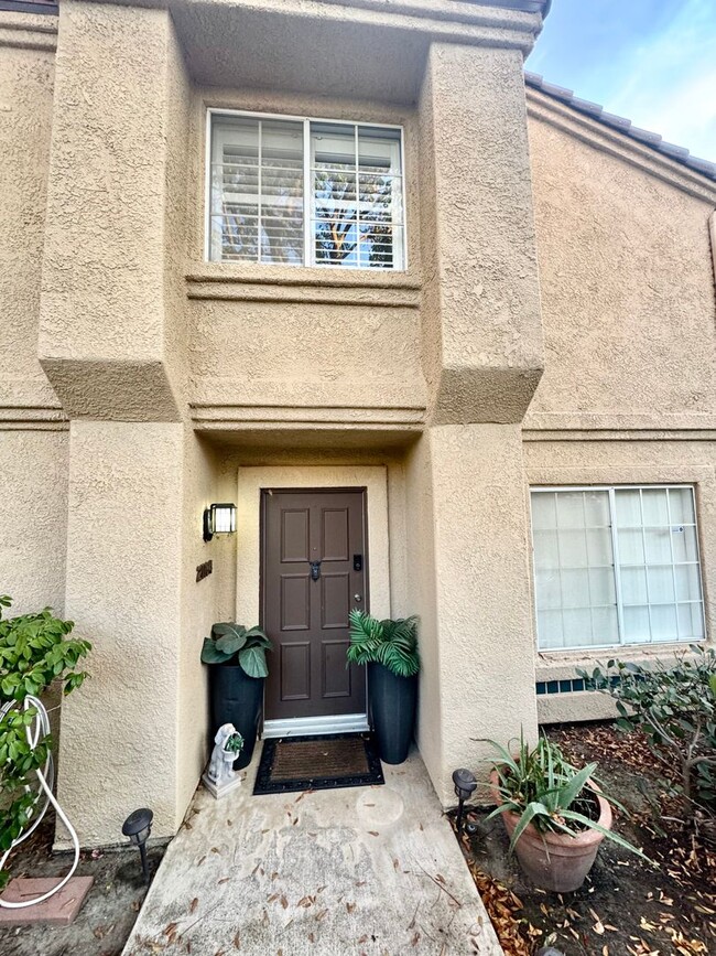 Building Photo - Charming 3 bedroom condo in Lake Forest