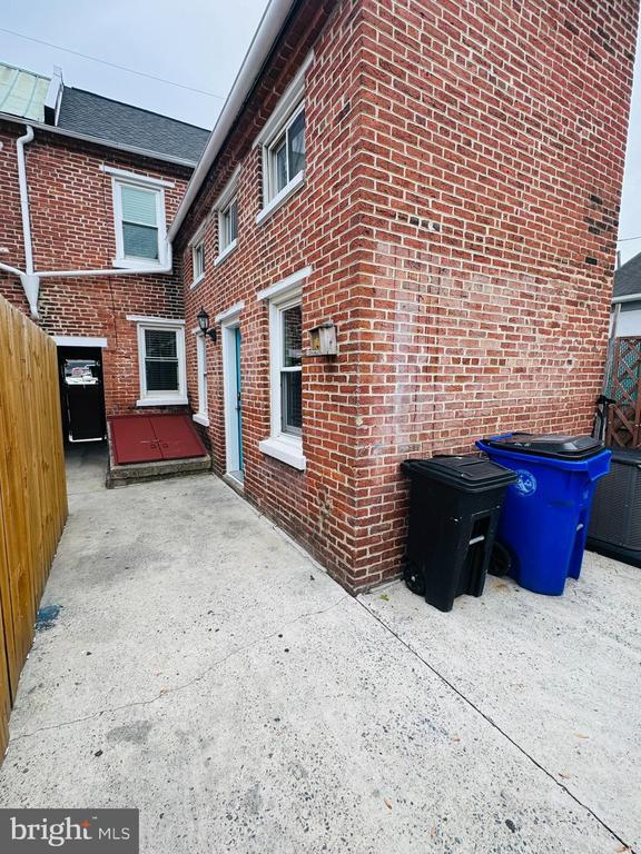 Building Photo - 25 Degrange St