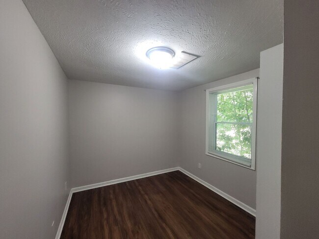 Building Photo - 113 Main St