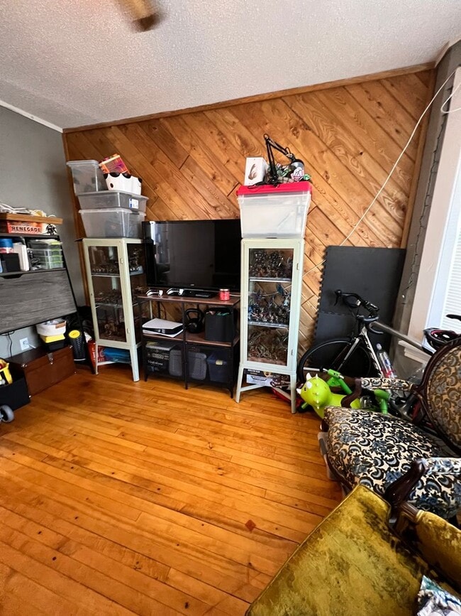 Building Photo - 922 E 5th St