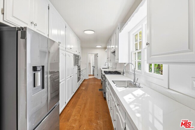 Building Photo - 10309 La Grange Ave