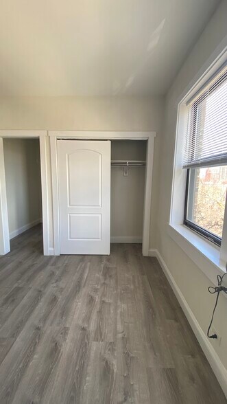 Building Photo - 839 W Sheridan Rd