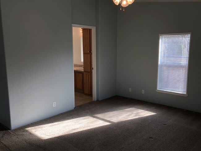 Building Photo - Beautiful and Convenient Turner Location!