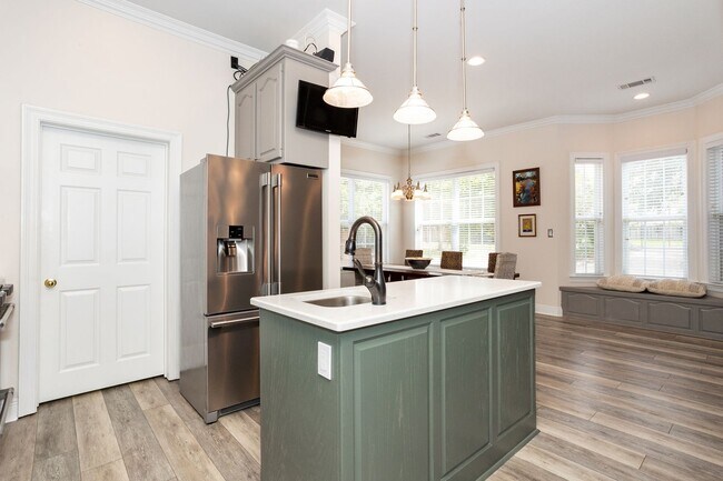 Building Photo - Historic Highland Road Beauty with Bayou V...