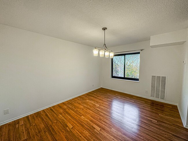 Building Photo - Newly Renovated 3 Bed 2.5 Bath Condo With ...