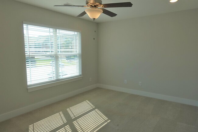 Building Photo - 160 Xander Dr