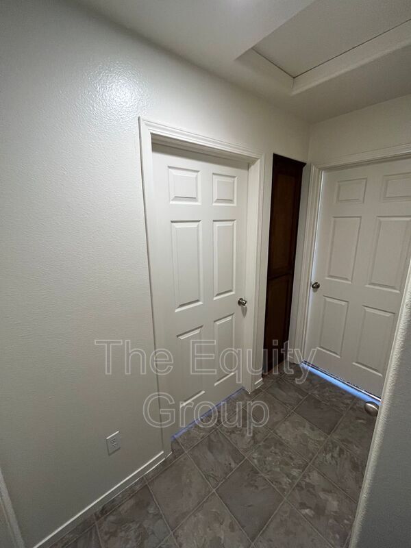 Building Photo - 2133 W Lark Ave