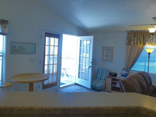 Building Photo - WInter Rental Oct to April 2026