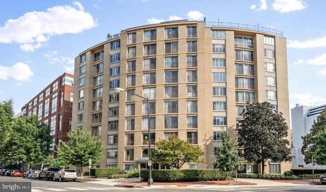 Building Photo - 1239 Vermont Ave NW