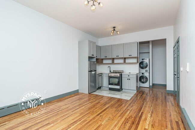 Building Photo - 52 Monitor St