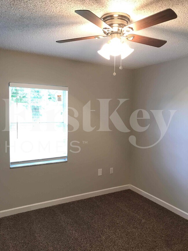 Building Photo - 2224 Palmview Cir E