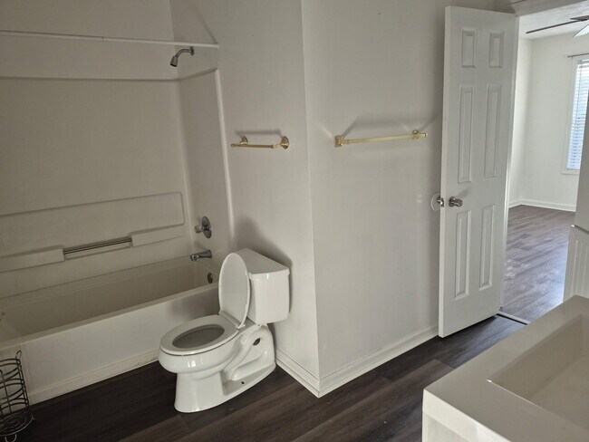 Building Photo - 1004 Brookhollow Dr