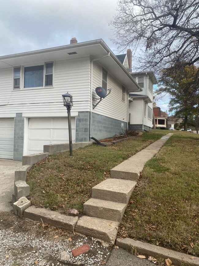 Building Photo - 730 E 12th St