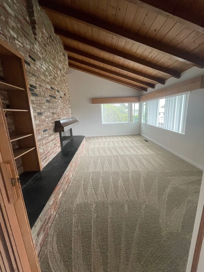 Building Photo - Expansive 3BD/2BA in North PB w/ Bay and O...