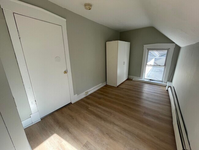 Building Photo - 52 Chestnut Ave