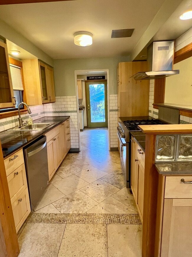 Building Photo - Haller Lake Home