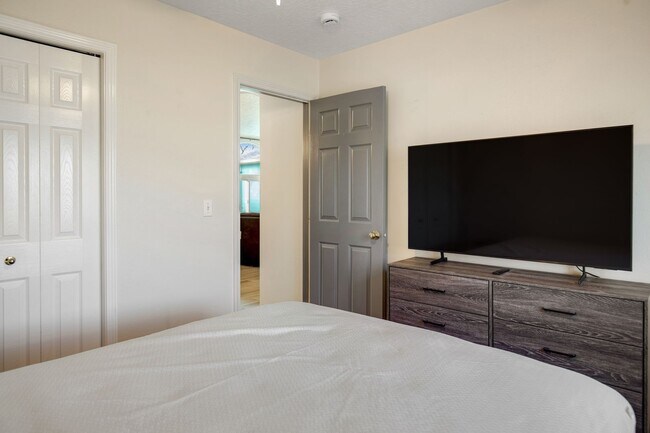 Building Photo - 7292 Newbrook Dr