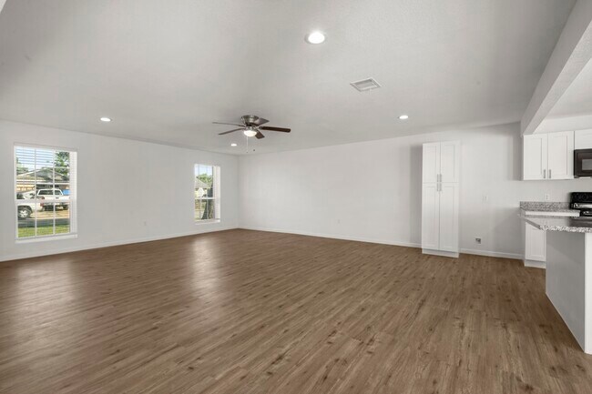 Building Photo - 914 Grand Oaks Dr