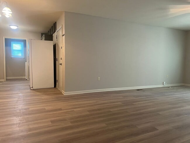 Building Photo - 1211 Essex Ln