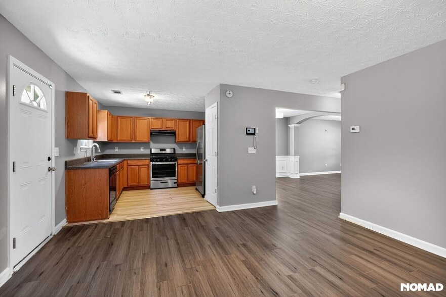 Building Photo - 9465 Lakeview Rd