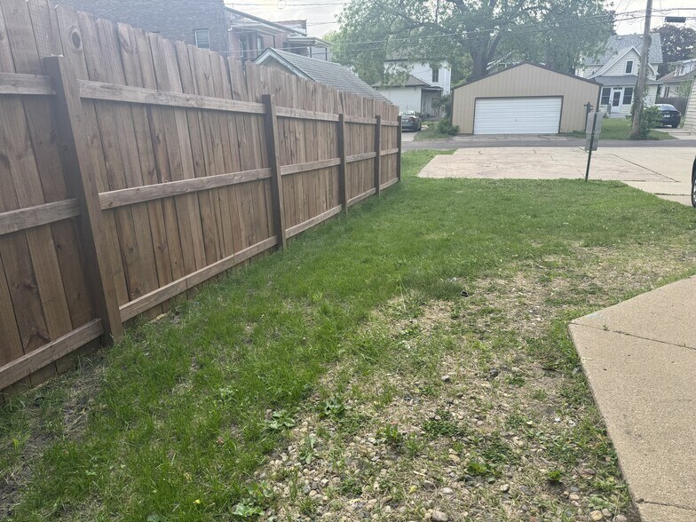 Building Photo - 312 N 4th St