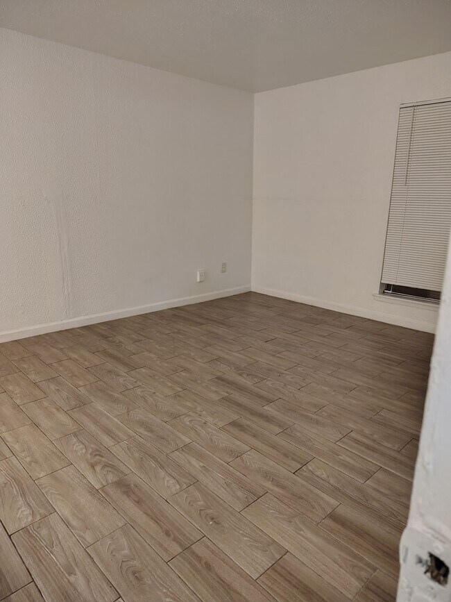 Building Photo - 2 BR 2 BA Condo - Downstairs