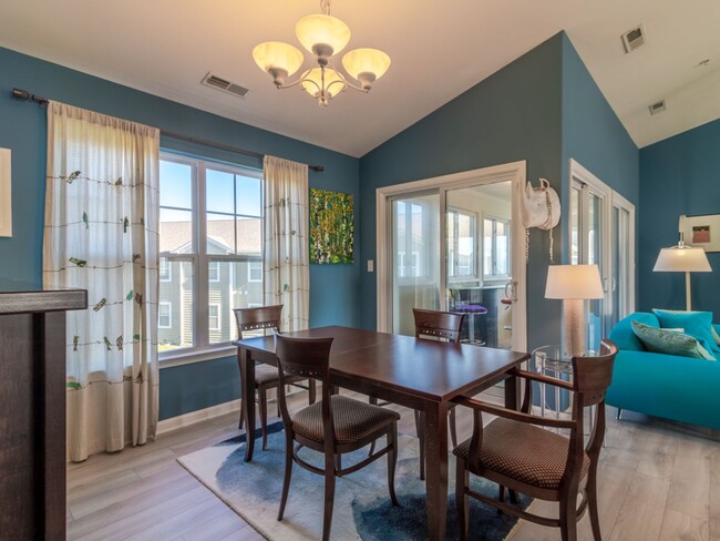 Building Photo - YEAR ROUND RENTAL- FURNISHED - 3 BEDROOM CONDO - WOODS COVE