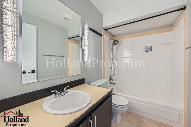 Building Photo - Charming Home Near Parks and Trails in Por...