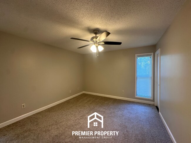 Building Photo - 6467 Llano Ave