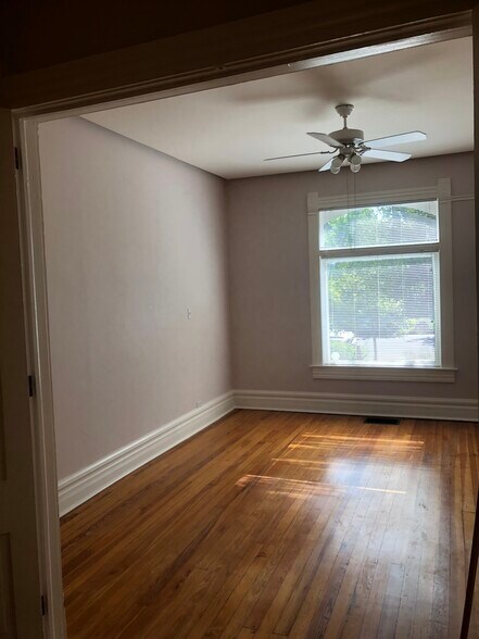 Large bedroom 13 feet x 15 feet - 2141 Franklin St