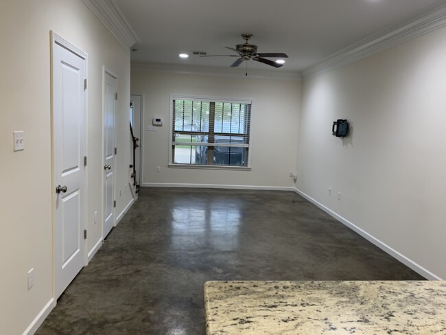 Building Photo - 2902 Kaliste Saloom Rd