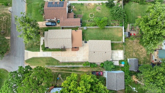 Building Photo - 631 Clover Ln