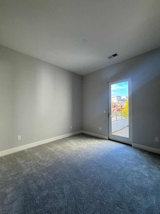 Building Photo - 1521 Golf Club Dr