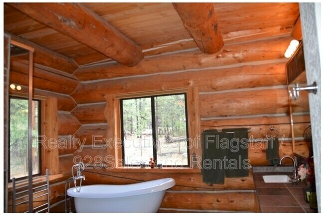 Building Photo - 1500 E Iris Trail