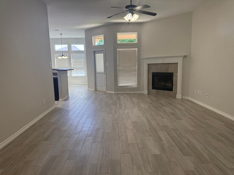 Building Photo - 1123 Neuberry Cliffe