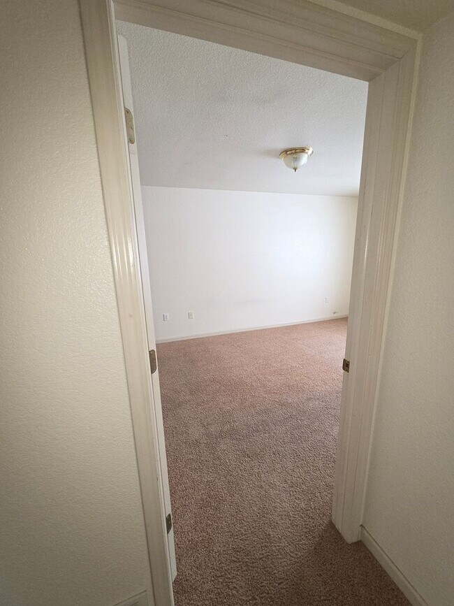 Building Photo - Discover your dream Townhome in Manitowoc!