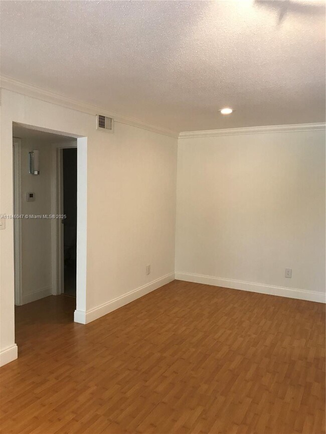Building Photo - 733 Riverside Dr