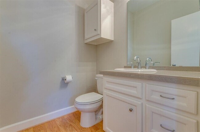 Building Photo - 612 E 38th St