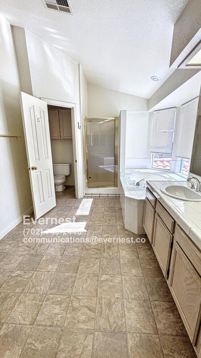 Building Photo - Spacious 4-Bedroom Home in a Great Locatio...