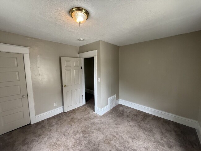 Building Photo - 4BR/2BA SE Side Single-family Home