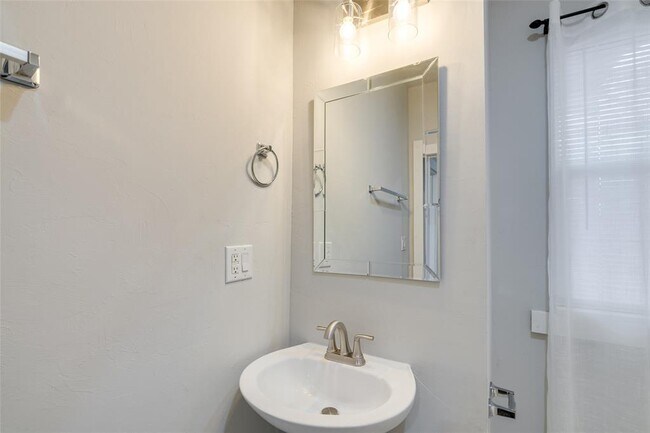 Building Photo - 726 NW 24th St