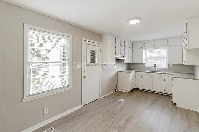 Building Photo - 1248 Forest St