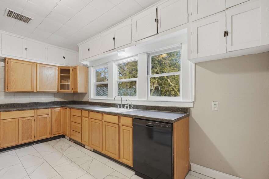 Building Photo - 1341 Hickory St