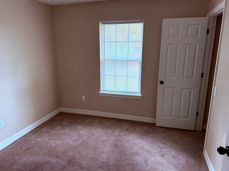 2nd bedroom (includes closet) - 1026 N Arcola St