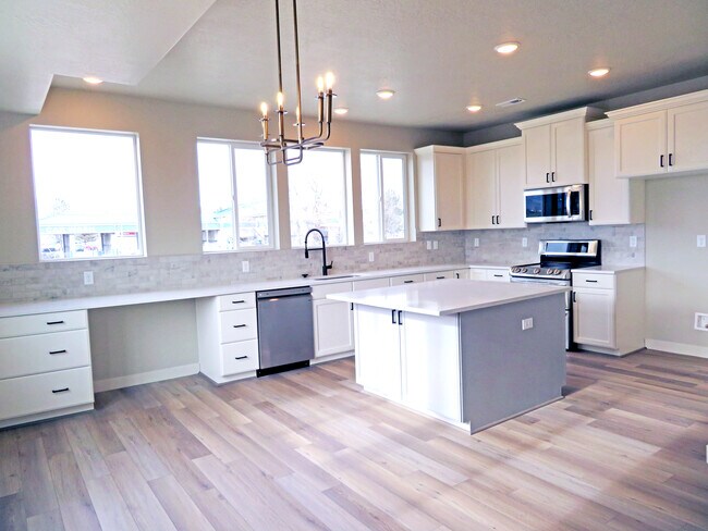 Tech desk built in - 4708 W Miramonte Way