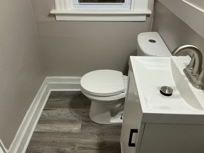 Building Photo - 4 bedroom single family home