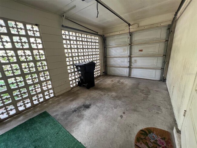 Building Photo - 703 NE 5th Pl