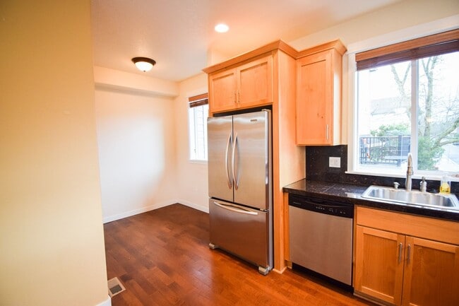 Building Photo - Beautiful Condo In the Heart of Beaverton!