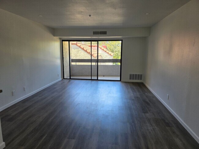 Building Photo - 700 W 3rd. Street #A215